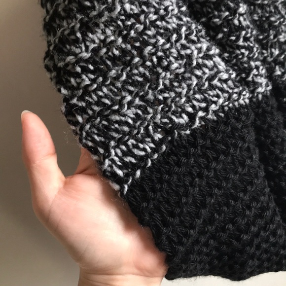 🌸 Knit Infinity Scarf - Picture 3 of 4